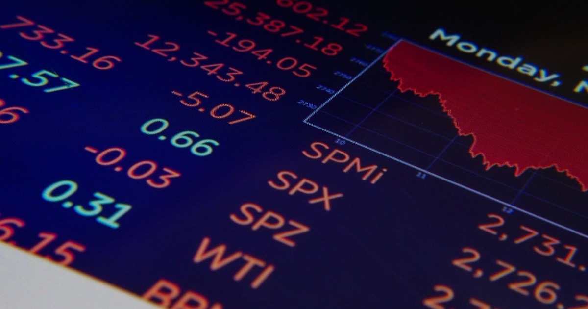 Blue and black market data screens glow in a trading room, matching the June 10 end-of-day wrap on CPI, oil and AI-stock selling.
