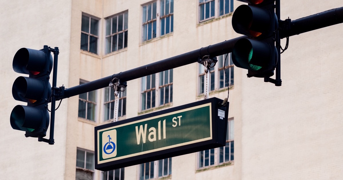 A green traffic light hangs above a Wall Street sign, matching the June 11, 2026 end-of-day wrap on the relief rally, oil reversal and chip rebound.