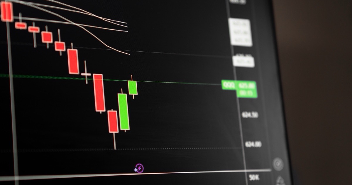 A bearish candlestick chart on a trading screen, matching the June 17, 2026 AlphaEdge end-of-day wrap on the Fed's rate-hike signal, higher yields and a technology selloff.