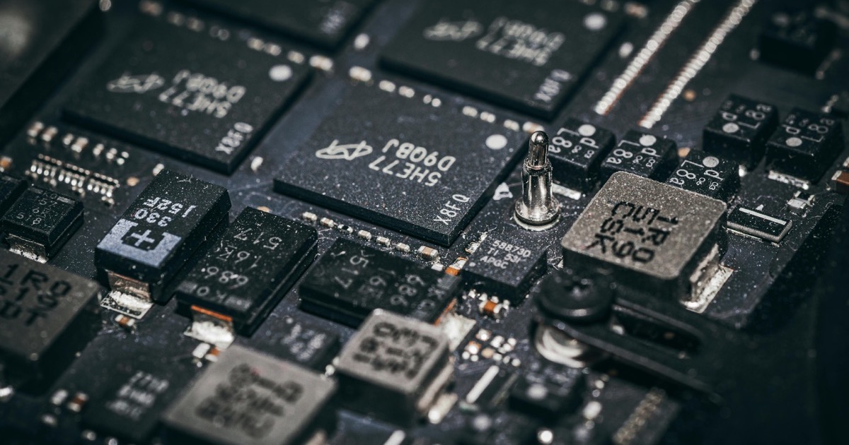 Close-up of microchips on a circuit board, symbolizing the June 8, 2026 chip-led market rebound as Apple fades after WWDC and oil eases from highs.