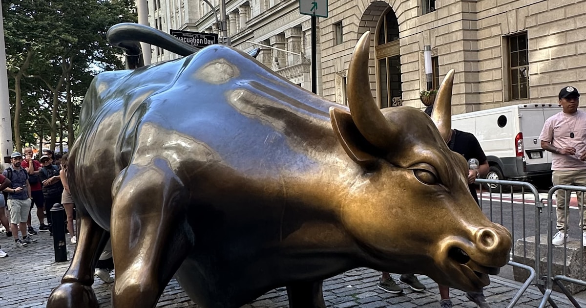 Bull statue on a brick sidewalk symbolizing the massive Wall Street rally on March 31, 2026