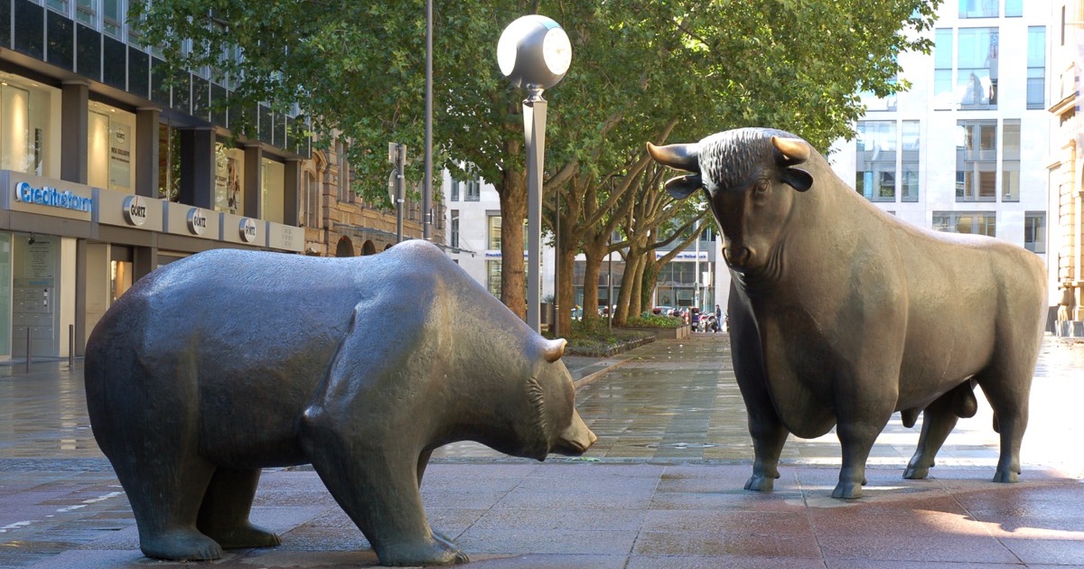 The bronze bull and bear sculpture in front of the Frankfurt Stock Exchange, symbolizing the bull-versus-bear standoff at the start of the June 29, 2026 trading week.