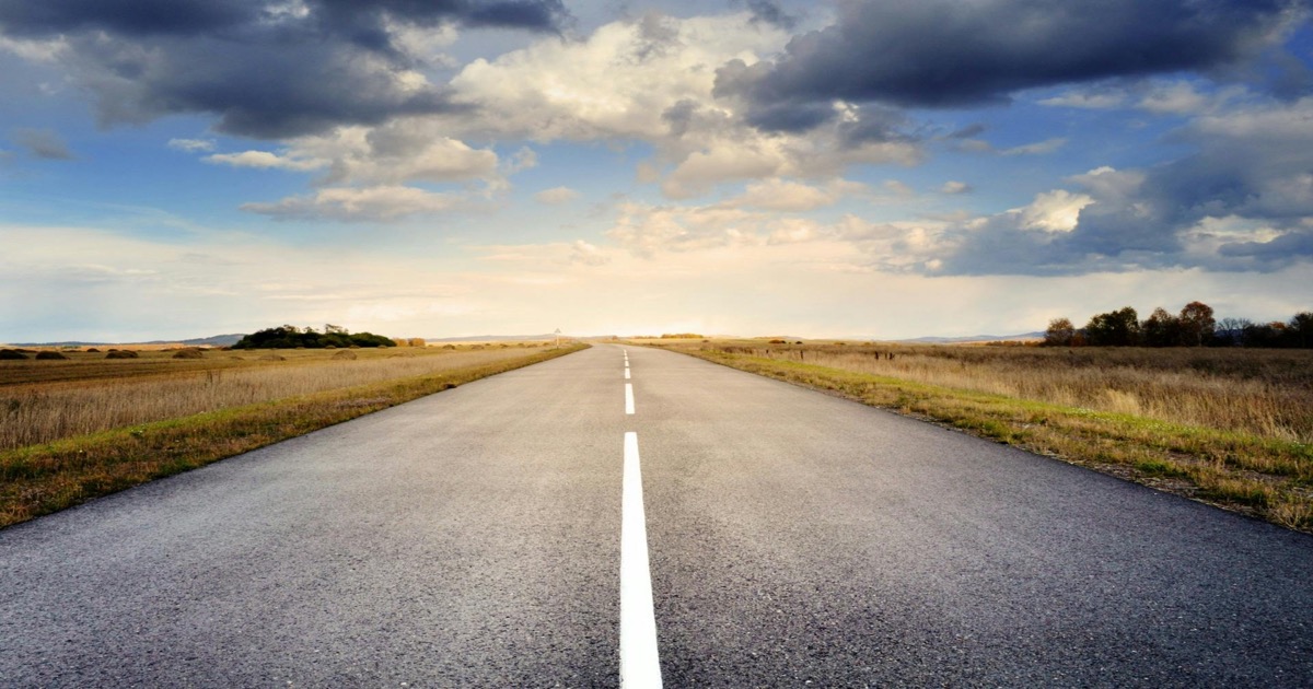 A straight open road under dramatic clouds symbolizes the market path into the May 26-29 holiday-shortened trading week.