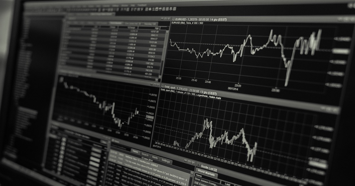 Financial trading monitors displaying stock market charts and data, representing the volatile trading week of March 30 to April 3, 2026