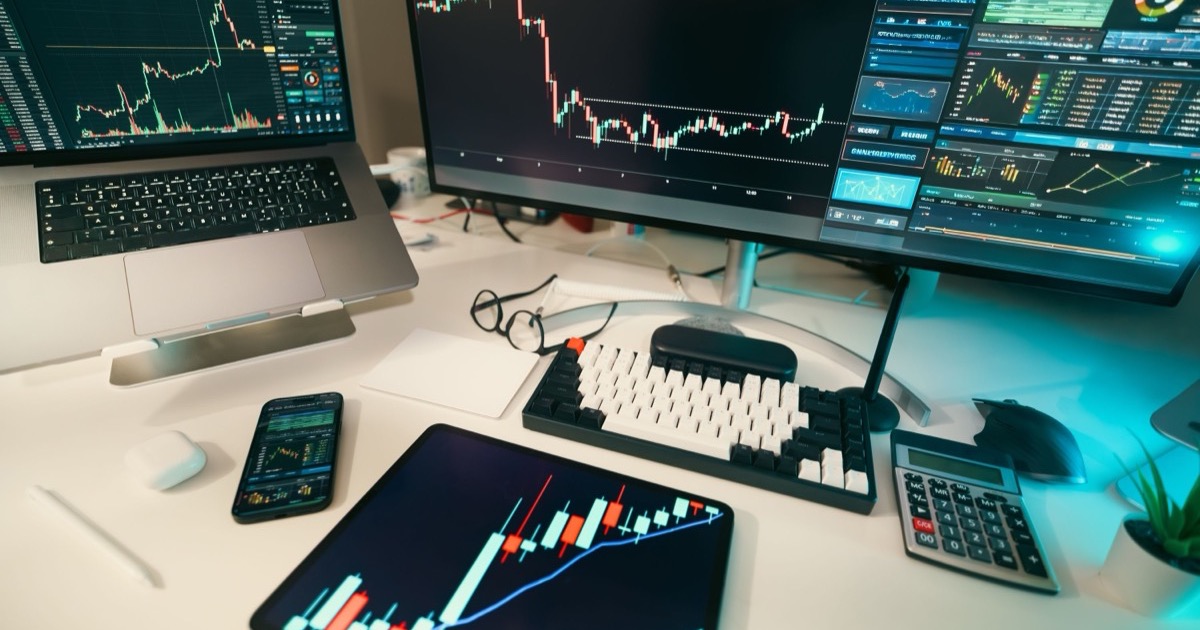 A modern trading desk with multiple screens showing market charts, matching the June 8-12, 2026 weekly wrap on SpaceX, inflation, AI stocks and oil risk.