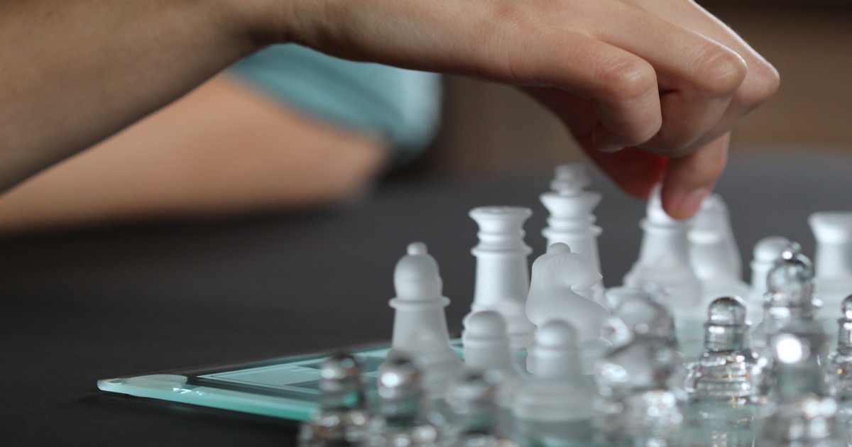 Chess strategy pieces representing the strategic market positioning required during the week of March 23-27, 2026